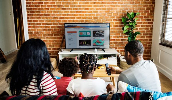 Familie kijkt samen TV