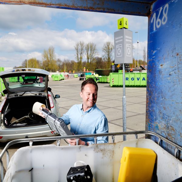 Man die een elektrisch apparaat inlevert bij de milieustraat