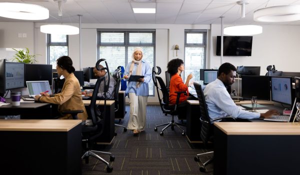 Mensen aan het werk met computers op kantoor