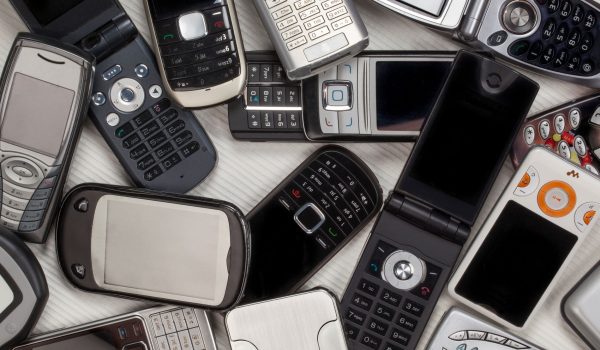 Stapel oude telefoons