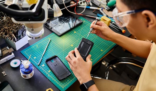 Iemand die een telefoon repareert